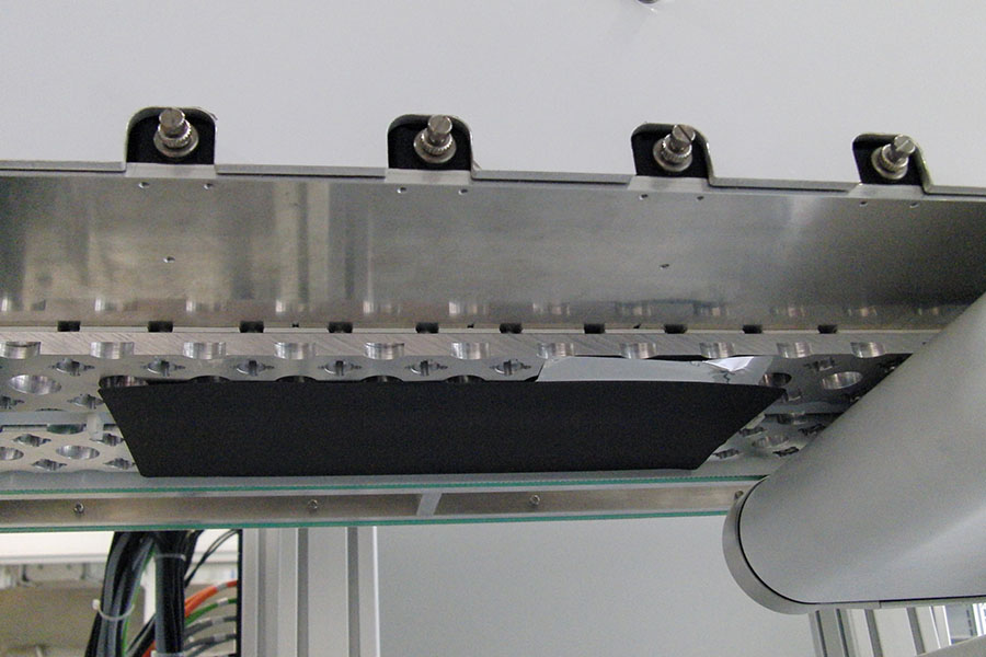 With the LinearOverhead-Transportsystem it is possible to lift and transport sensitive materials contact-free from above.